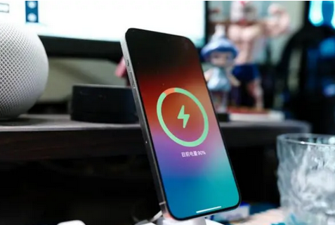 方山苹果15换屏服务分享用什么充电器给iPhone15充电更好 